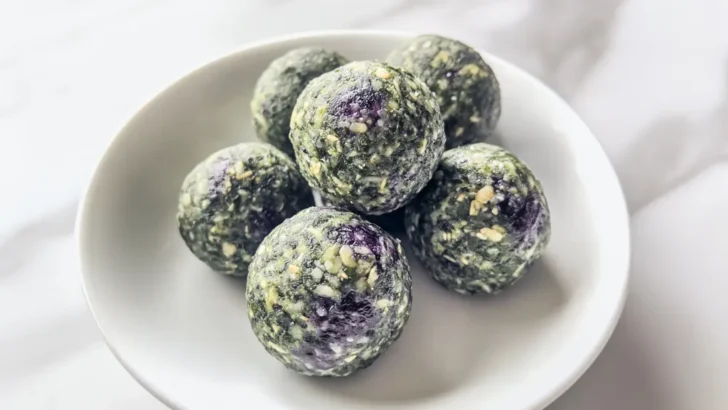 Blueberry & Spinach Balls for Dogs: A Healthy, Homemade Treat That Will Make Tails Wag