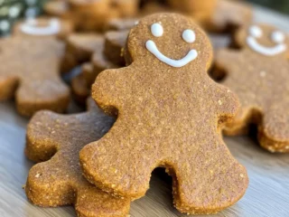 Gingerbread Pumpkin Dog Biscuits offer a festive, healthy treat for your pup. Packed with flavor and nutrients. Try it now!